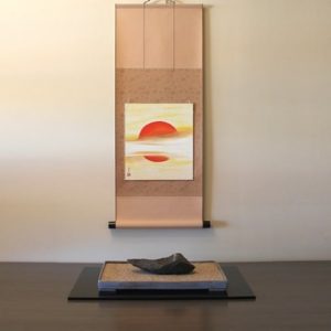 exposición de suiseki en suiban