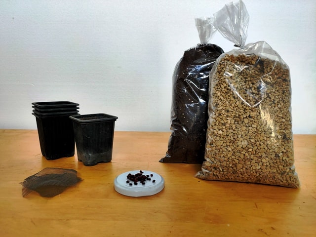 Materiales que vampos a utilizar para plantar nuestras semillas de manzano. Macetas, rejillas, sustrato y semillas