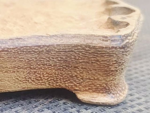 patas de madera del diza y detalle del poro típico de la madera