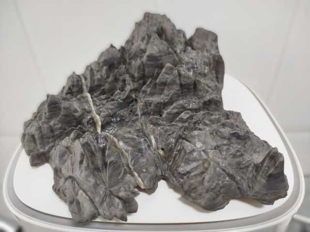 Piedra suiseki ya limpia tras someterse a limpieza mecánica y quimica.