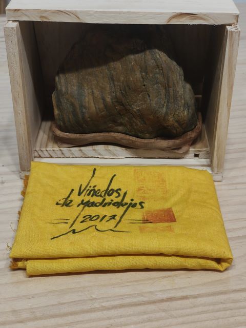 Suiseki en kiribaco con ukonfu (paño) tradicional